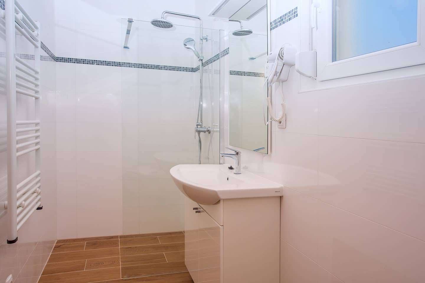 En-suite bathroom with walk-in shower