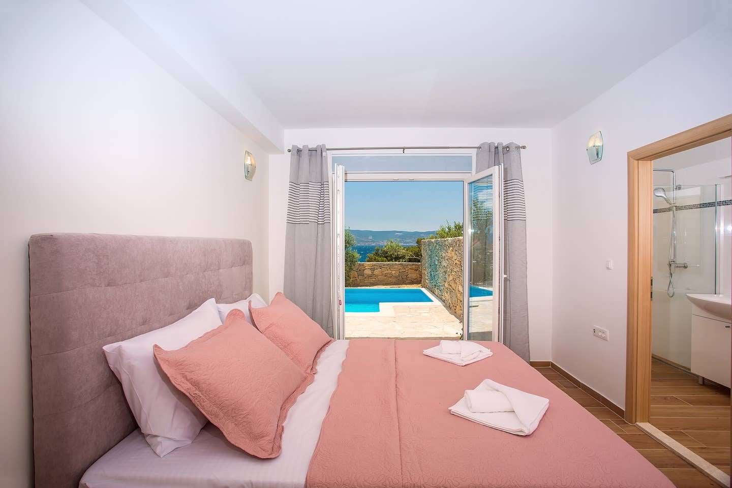 Bedroom with sea-view terrace door