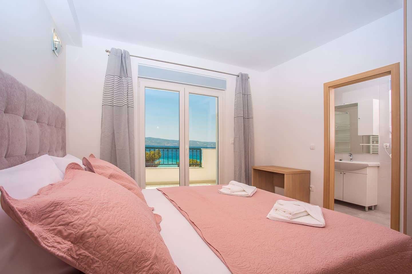 Bedroom with sea view and adjoining en-suite bathroom