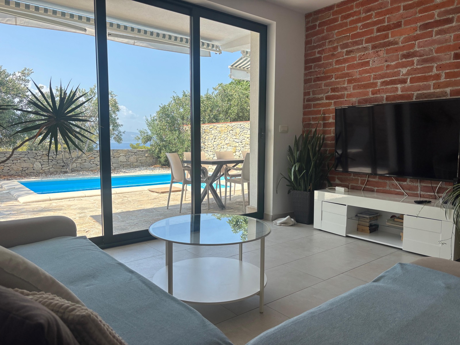 Living room with new coffee table and view to the pool
